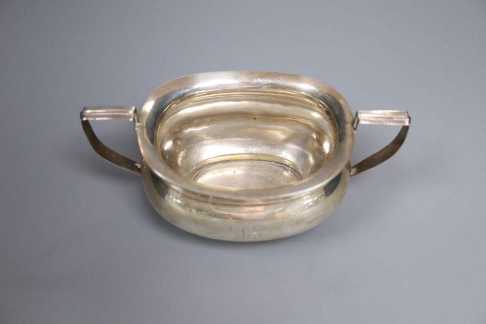 A George V silver two handled sugar bowl, Deakin & Francis, Birmingham, 1921, 6oz.